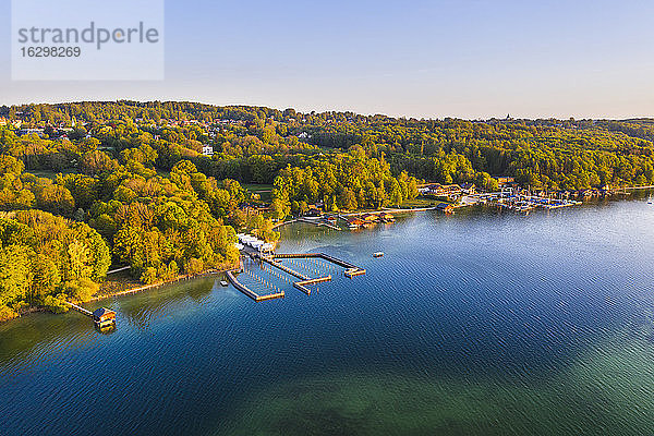 Deutschland  Bayern  Feldafing  Drohnenansicht des Yachthafens am bewaldeten Ufer des Starnberger Sees im Frühling