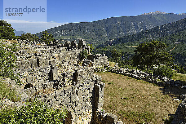Türkei  Provinz Antalya  Blick auf die archäologische Stätte von Arykanda und das Taurusgebirge