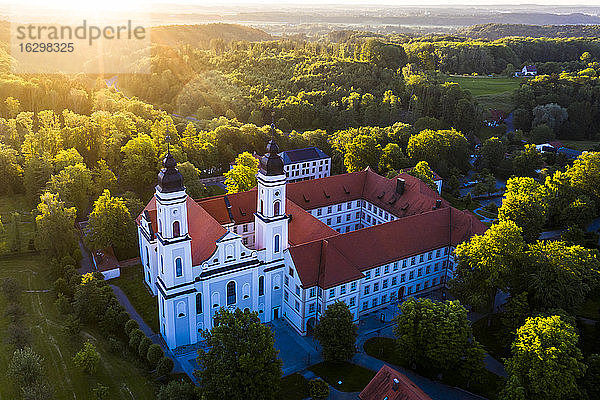 Deutschland  Bayern  Irsee  Blick aus dem Hubschrauber auf das Kloster Irsee bei Sonnenaufgang