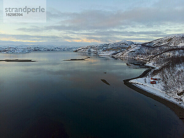 Luftaufnahme eines Fjordes am Abend  Finnmark  Norwegen