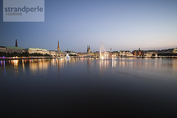 Deutschland  Hamburg  Binnenalster mit Skyline zur blauen Stunde