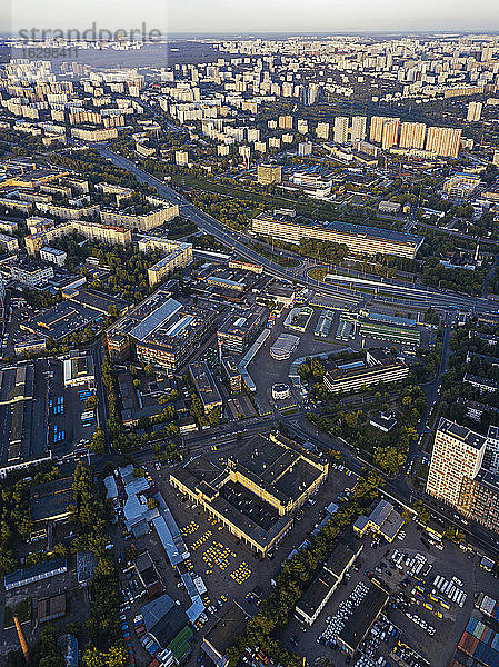 Russland  Oblast Moskau  Moskau  Luftaufnahme eines Wohngebiets in der Abenddämmerung