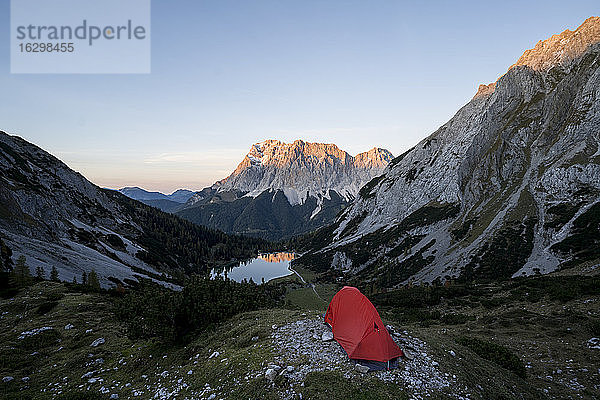 Zelt im Bergtal in der Abenddämmerung mit Seebensee im Hintergrund