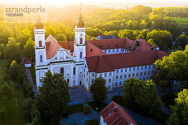 Deutschland  Bayern  Irsee  Blick aus dem Hubschrauber auf das Kloster Irsee bei Sonnenaufgang