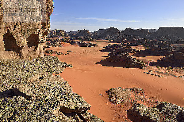 Algerien  Sahara  Nationalpark Tassili N'Ajjer  Region Tadrart  felsige Landschaft des Kars