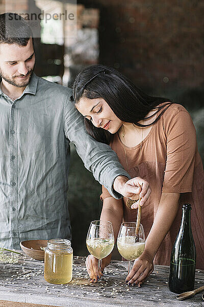 Ehepaar bereitet gemeinsam einen Cocktail zu