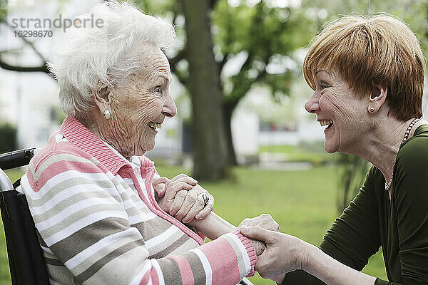 Deutschland  Nordrhein-Westfalen  Köln  Ältere Frau und reife Frau schauen sich an  lächelnd