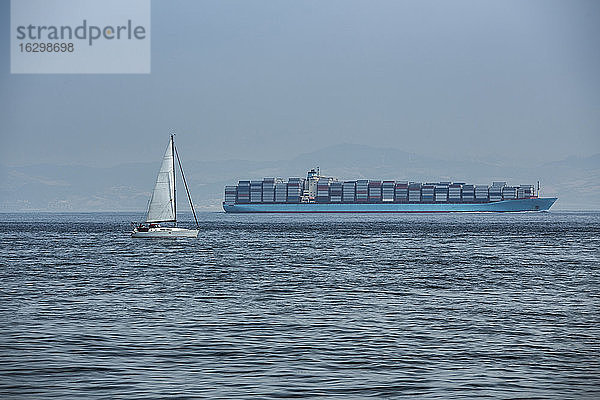 Spanien  Andalusien  Tarifa  Meerenge von Gibraltar  Containerschiff und Segelboot
