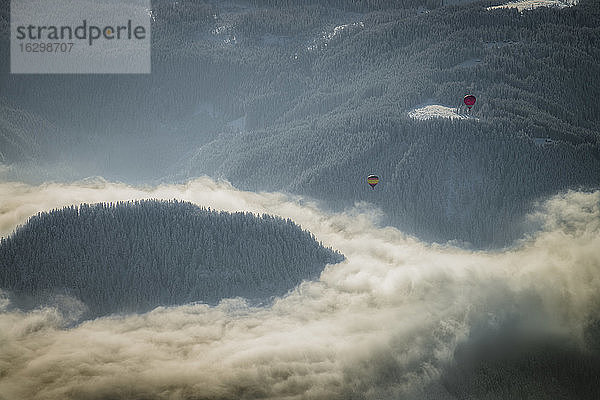 Österreich  Salzkammergut  Heißluftballons über dem Wald