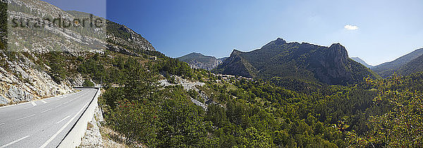 Frankreich  Alpes-de-Haute-Provence  Route Napoleon bei Entrevaux