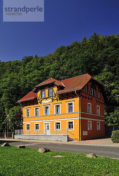 Deutschland  Sachsen  Tharandt  Haus an der Straße