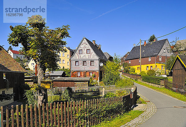 Deutschland  Sachsen  Hinterhermsdorf  Ortsbild mit Oberlausitzer Häusern