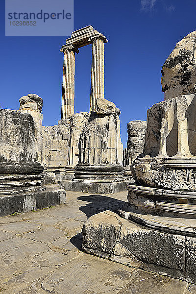Türkei  Aydin  Ionien  Blick auf den Apollon-Tempel in der archäologischen Stätte von Didyma
