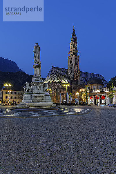 Italien  Südtirol  Bozen  Waltherplatz mit Denkmal für Walther von der Vogelweide und Bozner Dom