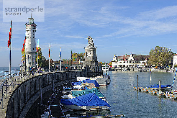 Deutschland  Bayern  Schwaben  Bodensee  Hafen mit Leuchtturm und bayerischem Löwe