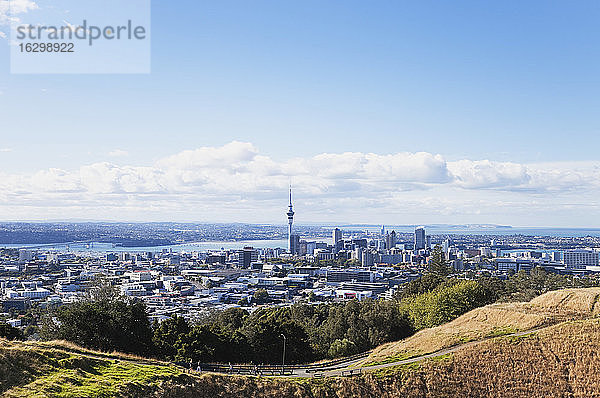 Neuseeland  Skyline von Auckland vom Mount Eden aus gesehen
