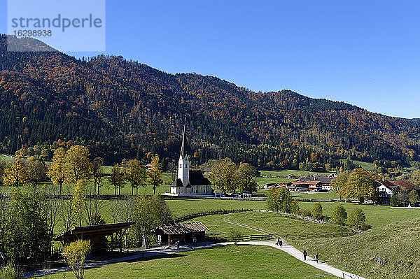 Deutschland  Bayern  Ansicht der Kirche beim Markus Wasmeier Museum