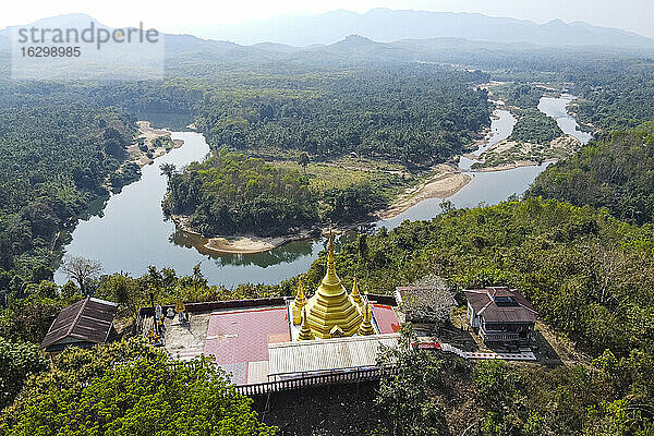 Myanmar  Staat Mon  Kyaing Ywar  Luftaufnahme eines buddhistischen Tempels am Ufer des Flusses Ye