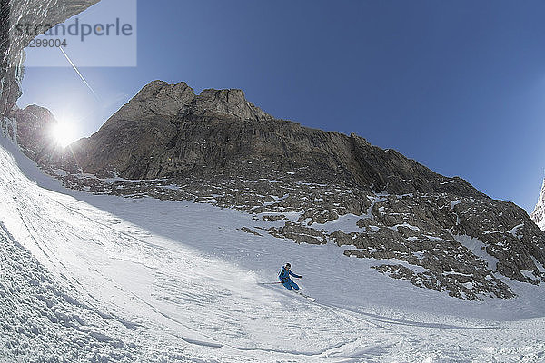 Italien  Dolomiten  Gröden  Man telemark skiing