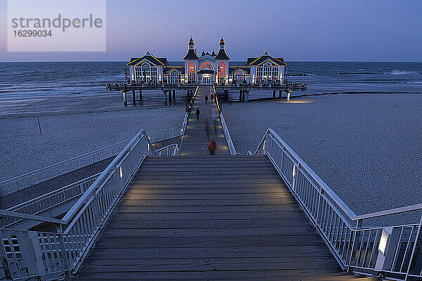 Deutschland  Mecklenburg-Vorpommern  Rügen  Blick auf Seebrücke im Ostseebad Sellin bei Dämmerung