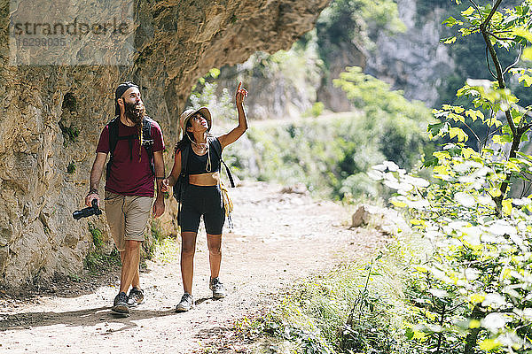 Frau  die mit einem Mann auf einem Bergpfad an der Ruta Del Cares  Asturien  Spanien  spazieren geht