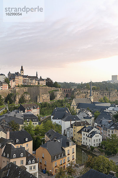 Luxemburg  Luxemburg-Stadt  Blick auf den Stadtteil Grund  Sankt-Michael-Kirche im Morgenlicht