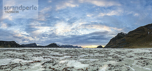 Norwegen  Lofoten  Sonnenuntergang an der Küste von Utakleiv