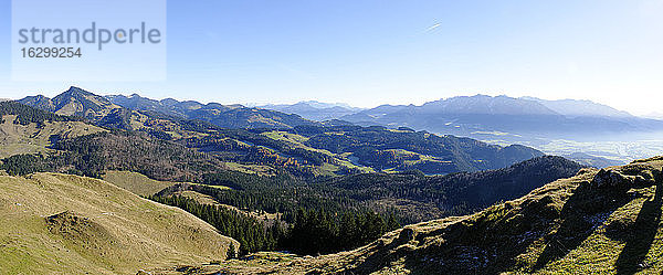 Österreich  Tirol  Inntal  Blick vom Kranzhorn zum Spitzstein  die Berge um Reit im Winkl  Zahmer Kaiser  Wilder Kaiser