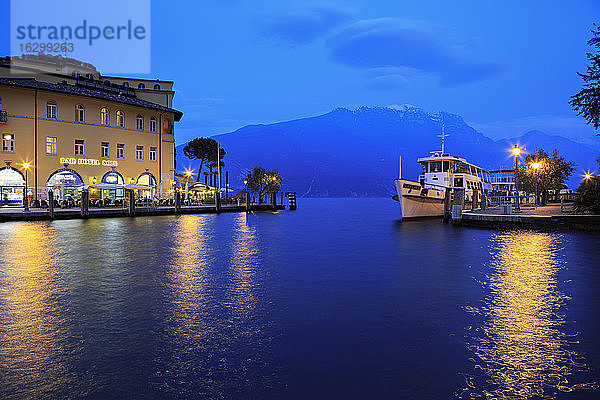 Italien  Trentino-Südtirol  Riva del Garda  Hafen  Gardasee am Abend