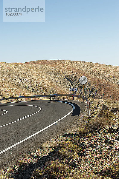 Spanien  Fuerteventura  Pajara  Kurve der Straße bei Berglandschaft