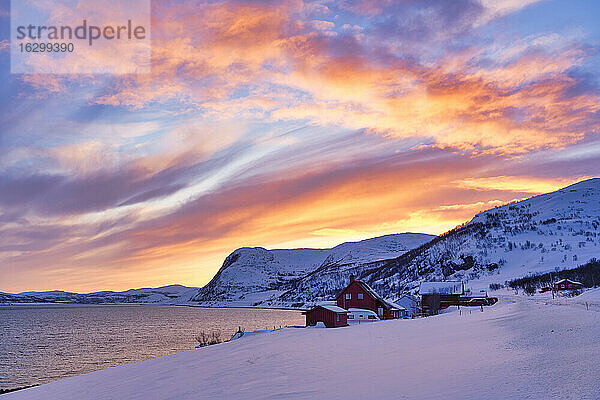 Hütten bei Sonnenuntergang  Finnmark  Norwegen