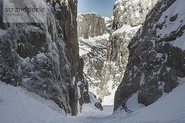 Italien  Dolomiten  Gröden  Skifahren mit Männern