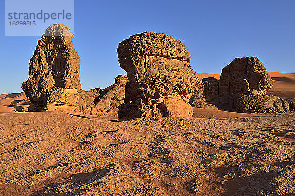 Algerien  Sahara  Tassili N'Ajjer Nationalpark  Tadrart  Sandsteinfelsentürme bei Tin Merzouga