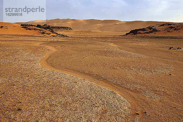 Afrika  Algerien  Sahara  Tassili N'Ajjer National Park  Tadrart  Sanddünen in Djerane