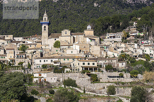 Spanien  Balearische Inseln  Mallorca  Valldemossa  S'Arxiduc  Blick auf Dorf mit Kirche