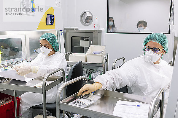 Apothekerinnen arbeiten mit Schubkarren im Labor eines Krankenhauses