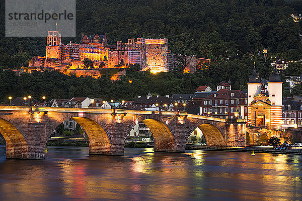 Deutschland  Baden-Württemberg  Heidelberg  Blick auf Altstadt  Alte Brücke und Heidelberger Schloss am Abend