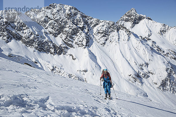 Österreich  Osttirol  Defereggental  Man backcountry skiing