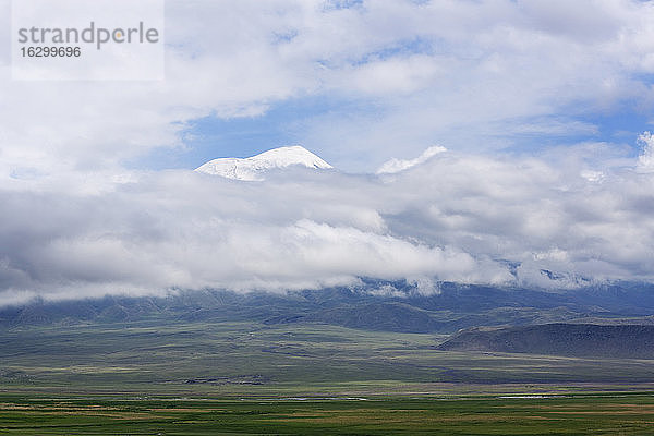 Türkei  Ostanatolien  Provinz Agri  Blick auf den Berg Ararat und Wolken