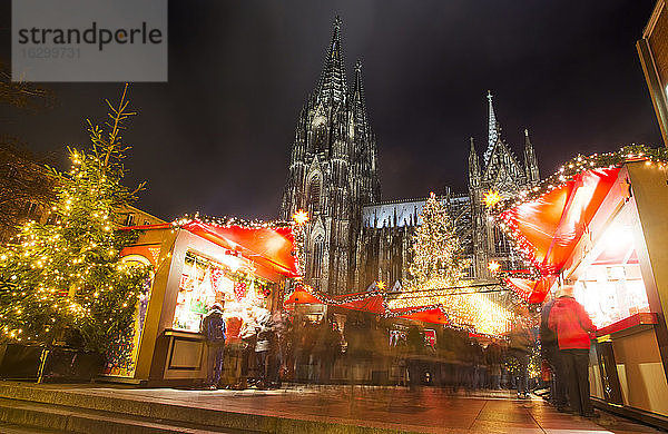 Deutschland  Nordrhein-Westfalen  Köln  Weihnachtsmarkt am Kölner Dom bei Nacht