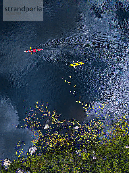 Luftaufnahme von Kajakfahrern auf dem Fluss Vuoksi