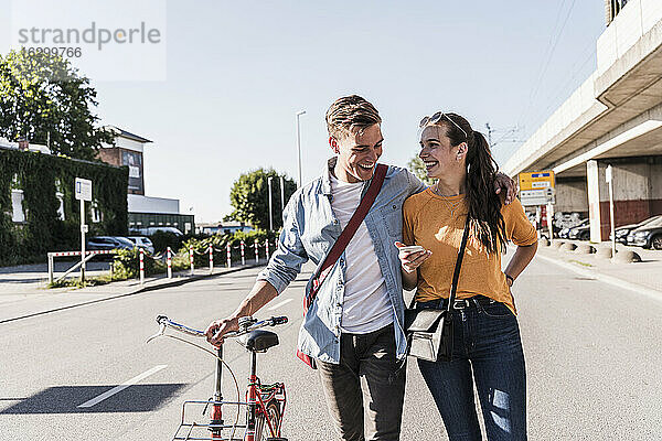 Glückliches junges Paar auf der Straße in der Stadt