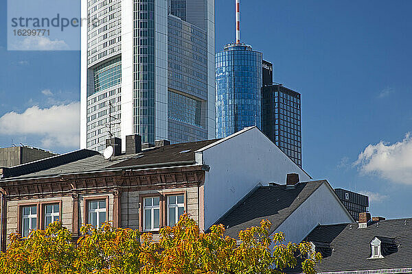 Deutschland  Hessen  Frankfurt am Main  Wohnhäuser  hinter Commerzbank Tower