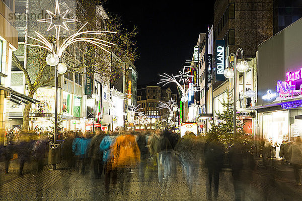 Deutschland  Nordrhein-Westfalen  Köln  Einkaufsstraße Schildergasse bei Nacht