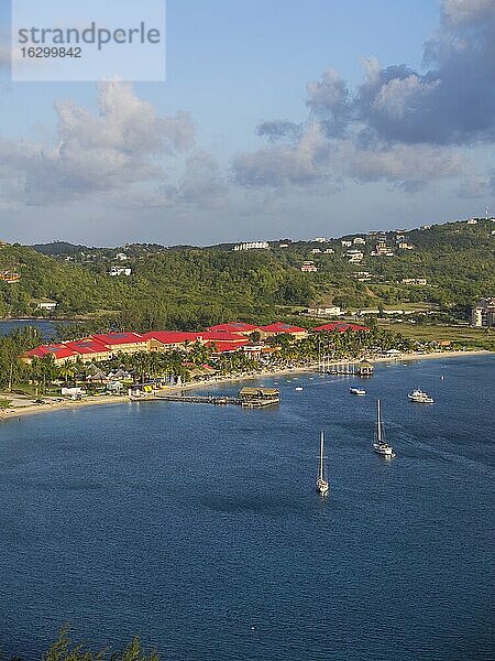 Karibik  St. Lucia  Blick über die Rodney Bay auf das Resort Sandals
