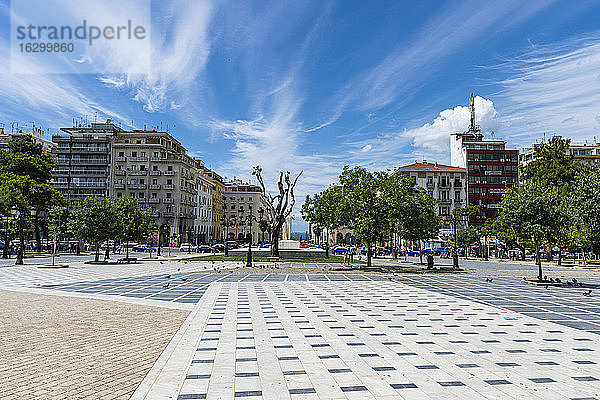 Griechenland  Zentralmazedonien  Thessaloniki  Leerer Dikastirion-Platz im Sommer