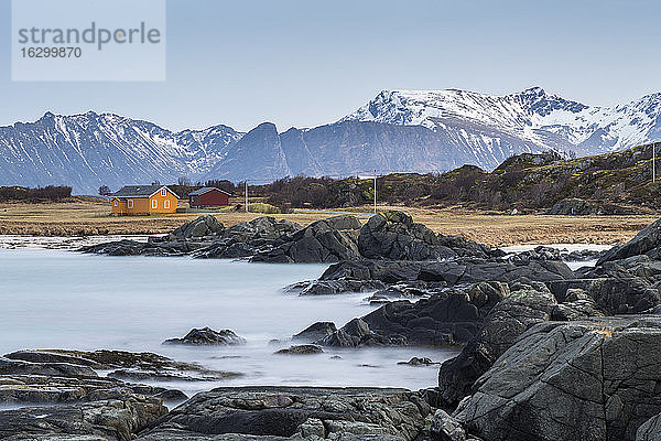 Norwegen  Lofoten  Einsames Haus an der Küste von Gimsoy