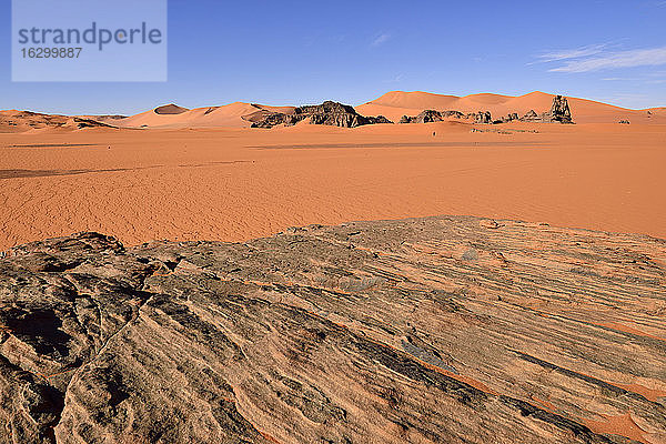 Afrika  Algerien  Sahara  Tassili N'Ajjer National Park  Felsentürme in den Sanddünen von Tin Merzouga