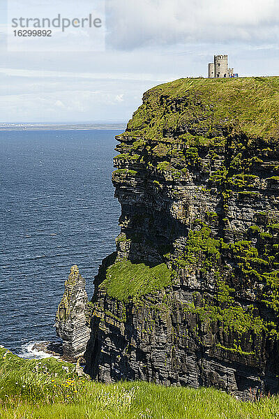 Irland  Grafschaft Clare  O'Brien's Tower  Klippen von Moher