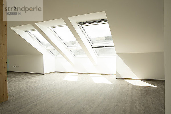 Sonnenlicht  das durch Fenster auf den Boden eines neuen Hauses fällt